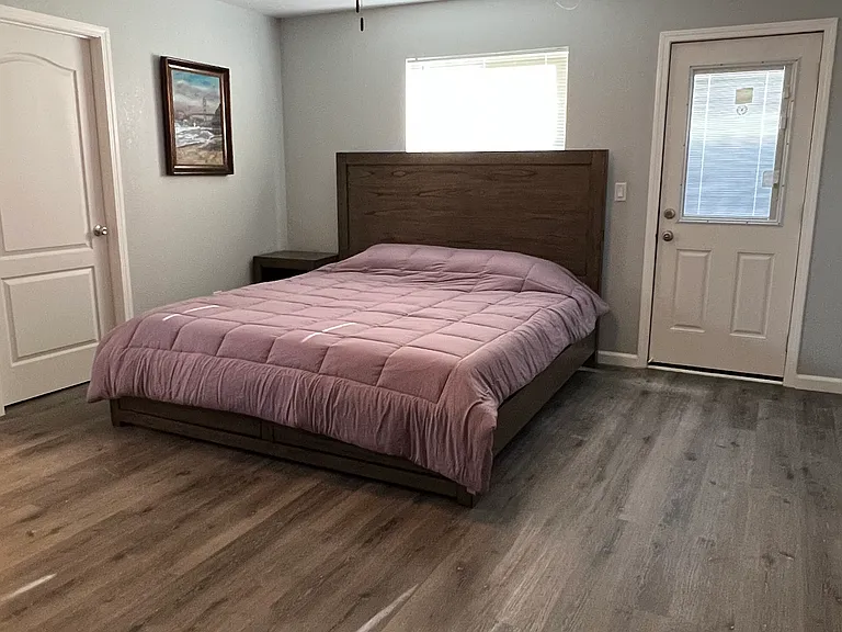 15885 Independence Ave — Photo 5