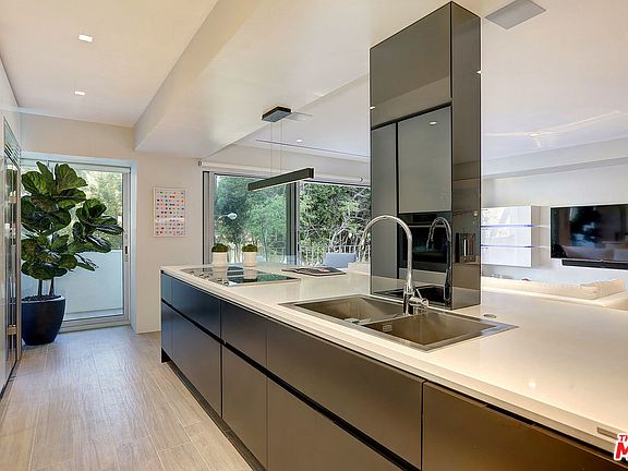 3rd image of 838 N Doheny Dr APT 305