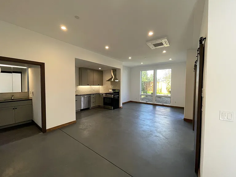 725 Center St — Photo 4