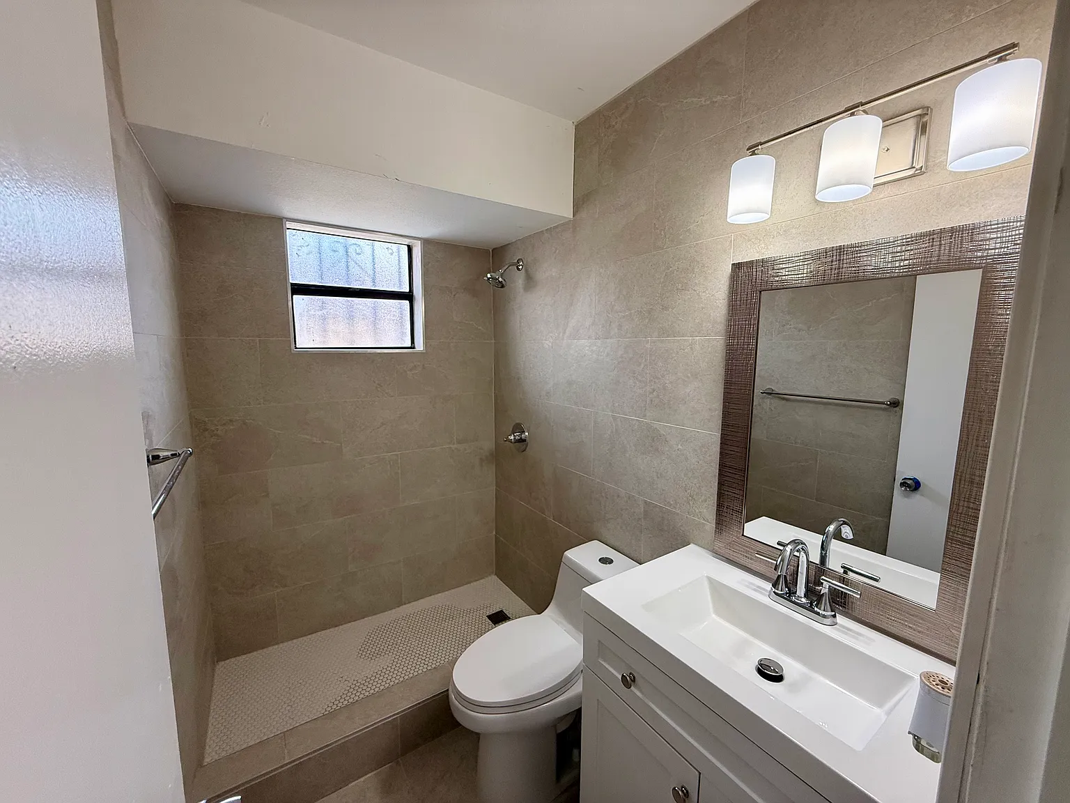 2 bed, 867 sqft, $2,300 — Photo 4