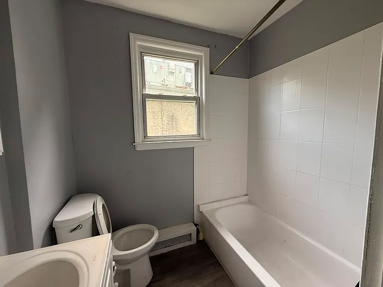 558 Lyons Ave #1L — Photo 2