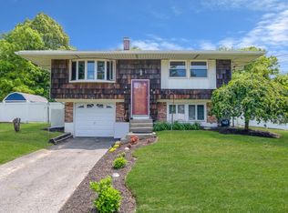 49 Bobcat Ln, East Setauket, NY 11733