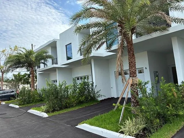 Hollywood Little Ranches 1 — Photo 2