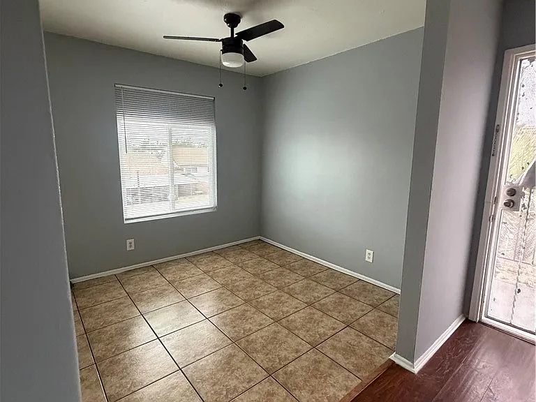 2559 Yorkshire Way — Photo 3