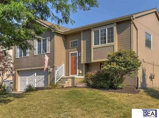 20902 Maple Cir, Gretna, NE 68028