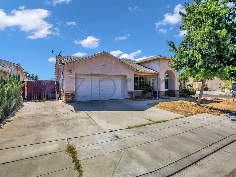 2437 N Tracy Ave — Photo 2