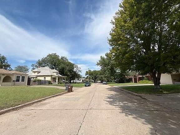 5th image of 2221 S Waco Ave