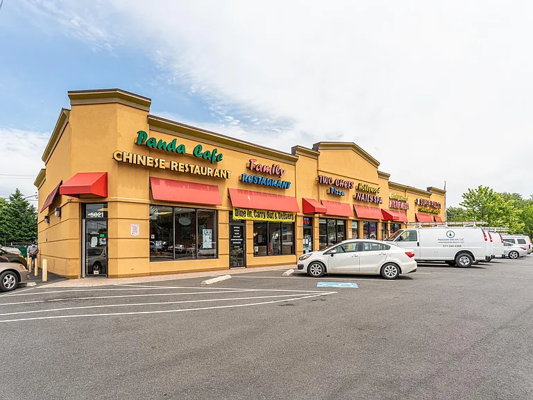 Restaurants only 1.5 blocks away!