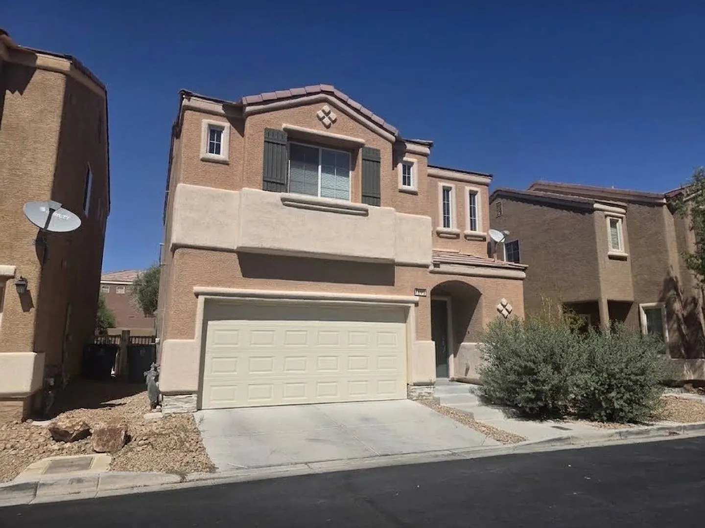 Beautiful 2 Story Home in Mountains Edge. — Photo 3