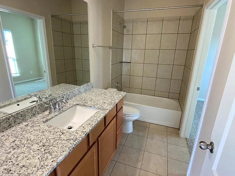 1049 Lakeway Crossing Dr — Photo 6