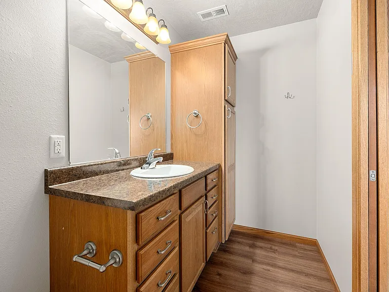 305 E 5th St #UPPER — Photo 11