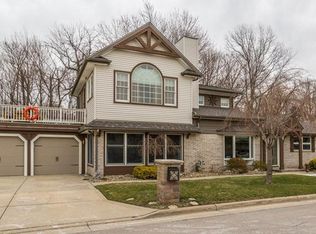 43 Parkway Dr, Eastlake, OH 44095