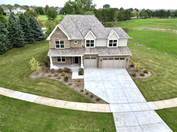 1945 N Lake Charles Dr, Vernon Hills, IL 60061