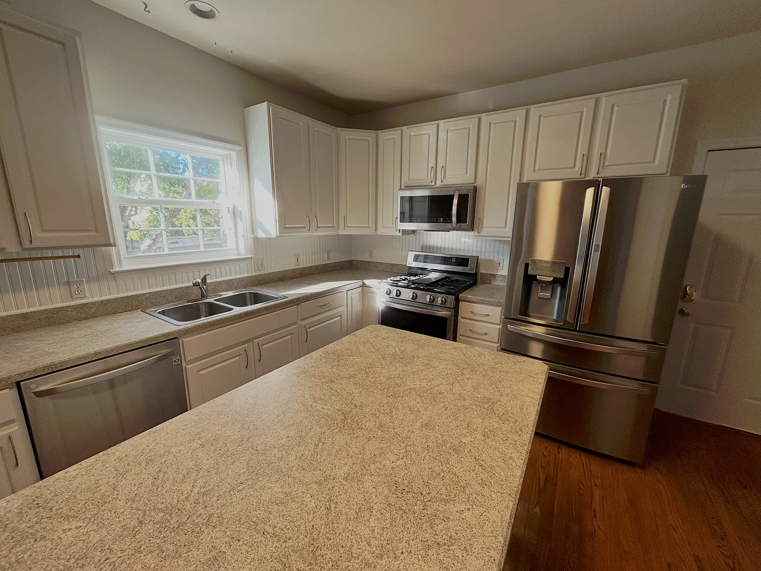 4 bed, 2.5 bath, 2128 sqft, $3,000 — Photo 3