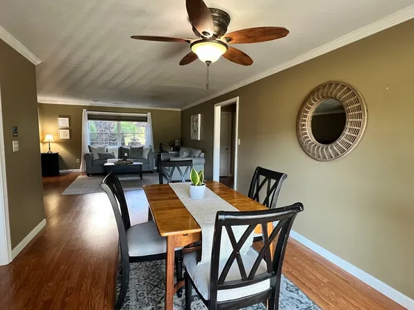 4 Crestview Dr APT 54, Spencer, MA 01562