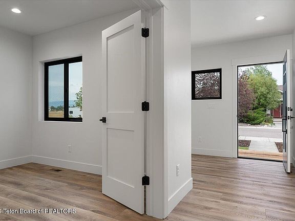 3rd image of 8820 Avery Dr