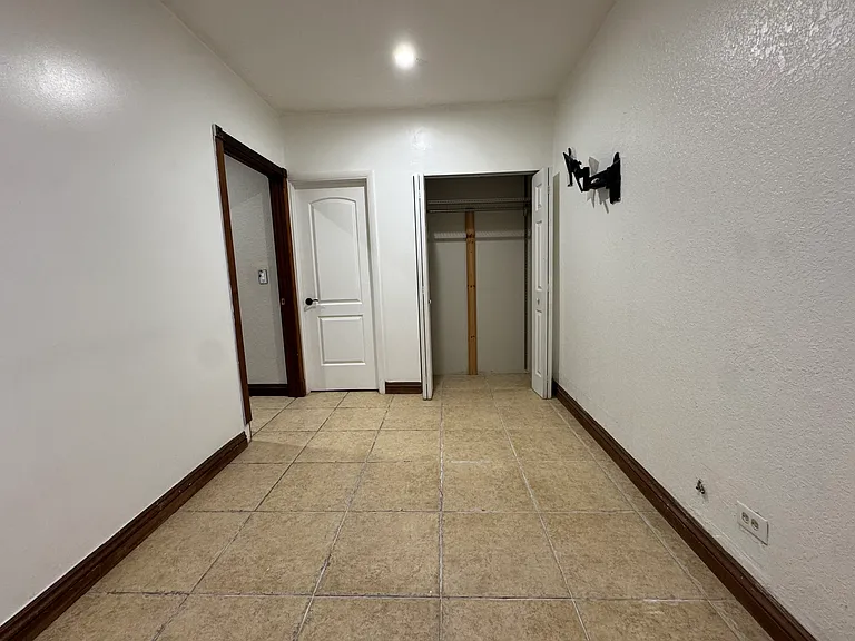 8135 NW 185th Ter — Photo 5