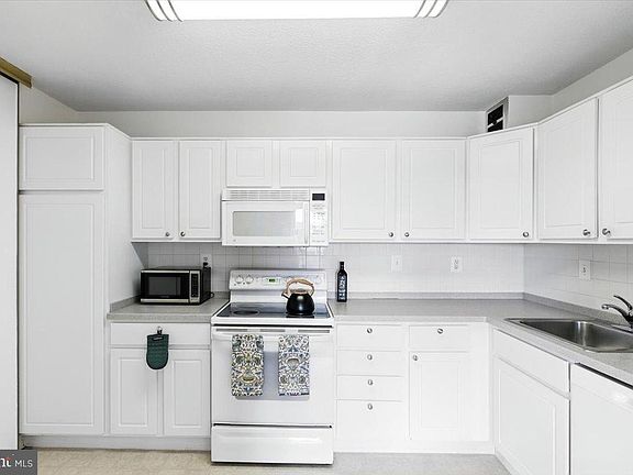 5th image of 205 Yoakum Pkwy Unit 601