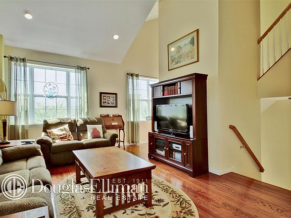 3rd image of 231 Spring Dr #231