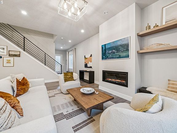 4th image of 2762 Dahlia Dr