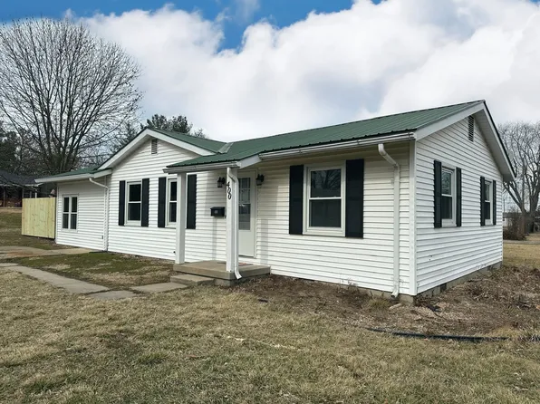 400 Hickory St, Flora, IL 62839