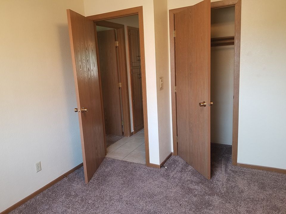 Facing hallway from 2nd bedroom, reversed of apt 5