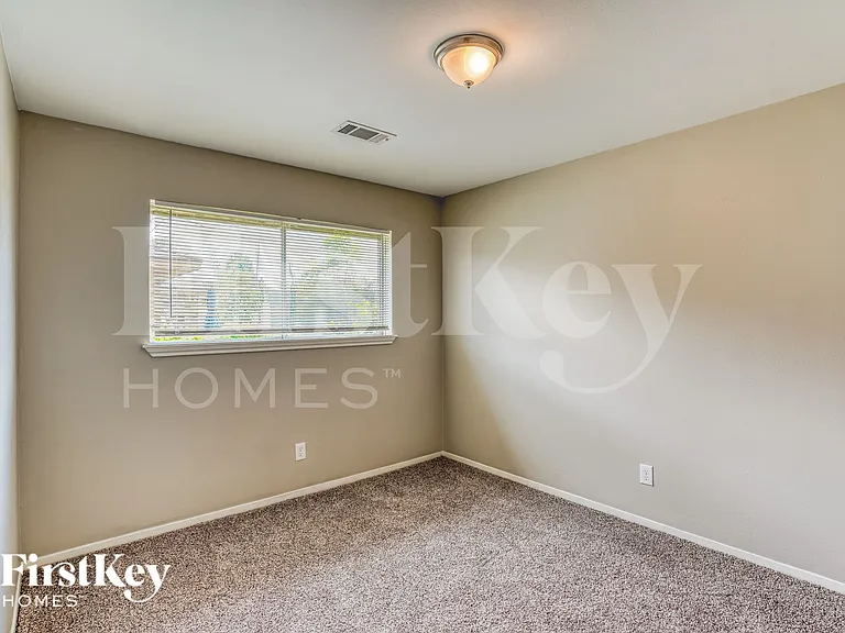 13914 Duncannon Dr — Photo 16
