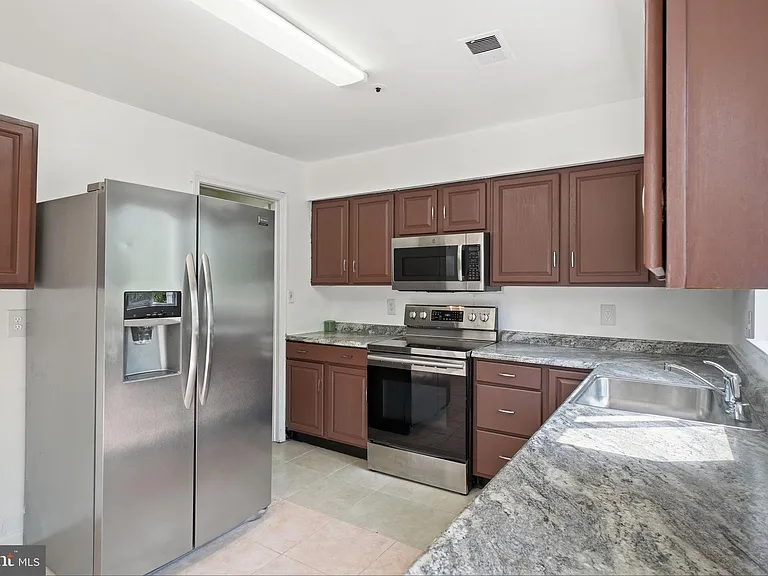 14247 Oxford Dr — Photo 8