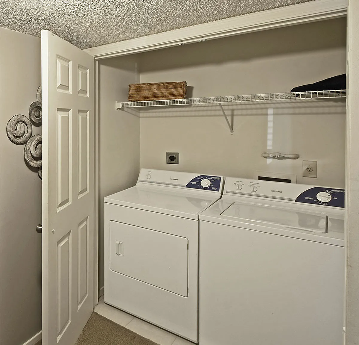 Civic Center West Apartments — Photo 1