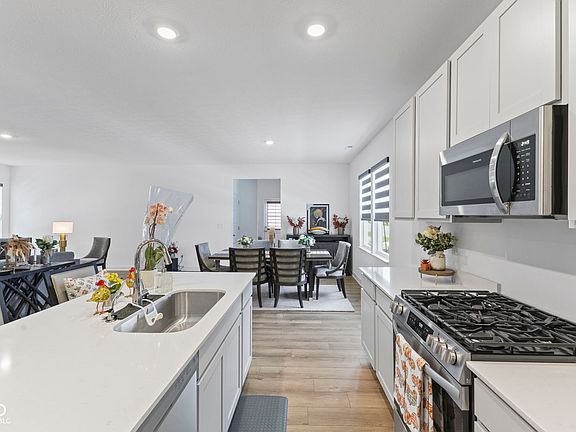 4th image of 360 Lincoln Cir W