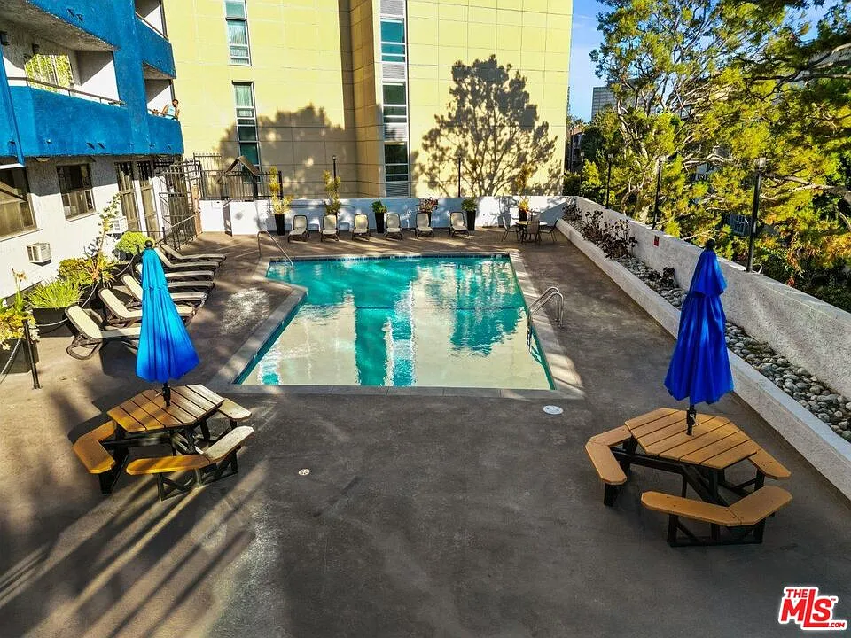 2 bed, 2.0 bath, 1043 sqft, $4,400 — Photo 3