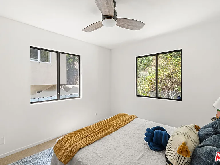 8781 Lookout Mountain Ave — Photo 15