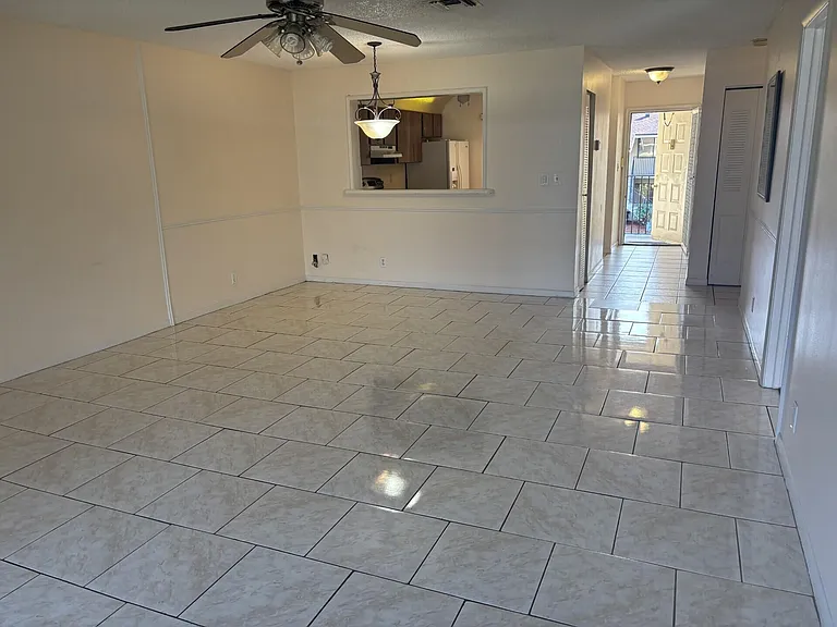 110 SE 7th St #5 — Photo 5