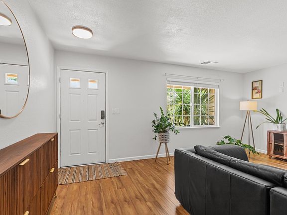 4th image of 330 McDaniel Cir