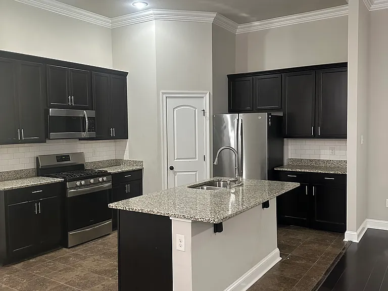 215 Hutton Ln — Photo 4