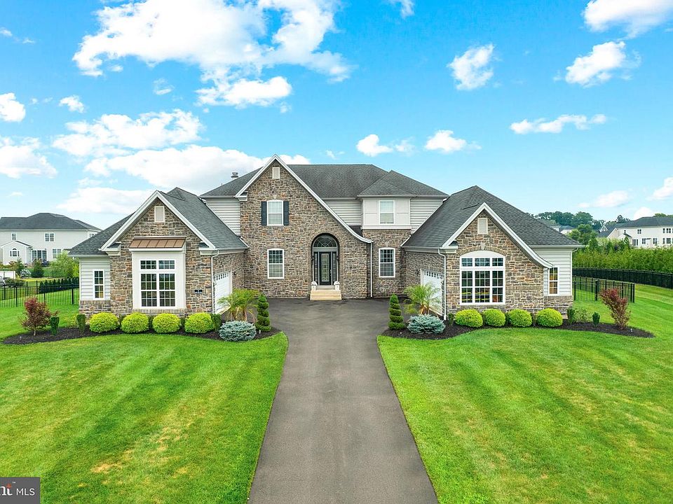 1st image of 4 Shady Pines Dr