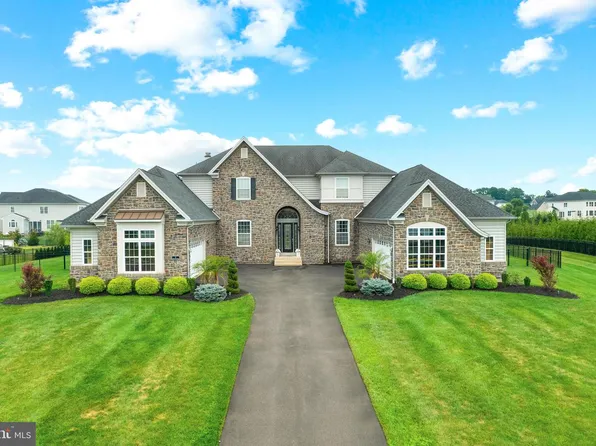 4 Shady Pines Dr, Ivyland, PA 18974