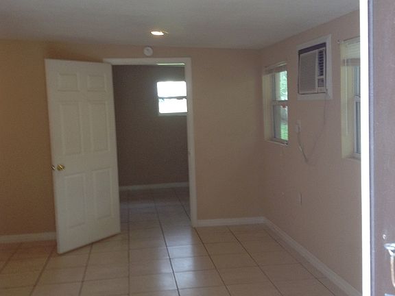 3rd image of 840 1/2 E Graves Ave