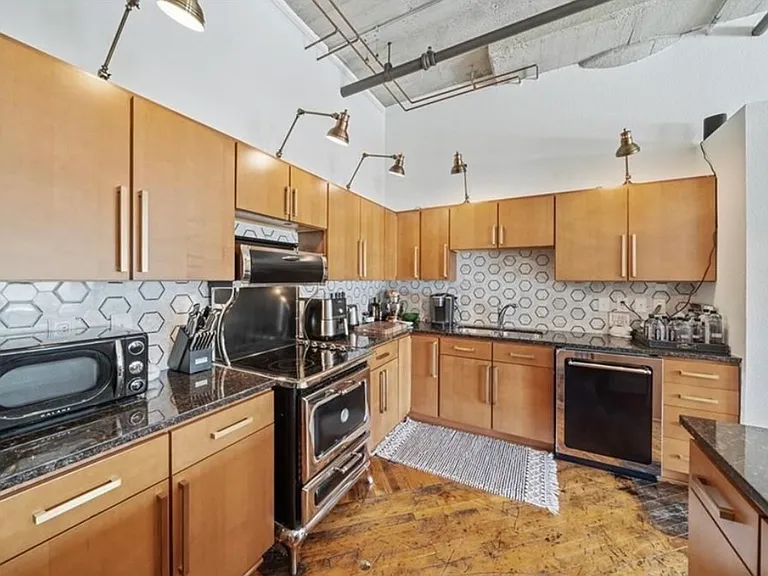 2029 Wyandotte St #202 — Photo 7