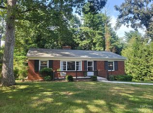 15 Lynnstone Ct, Asheville, NC 28805