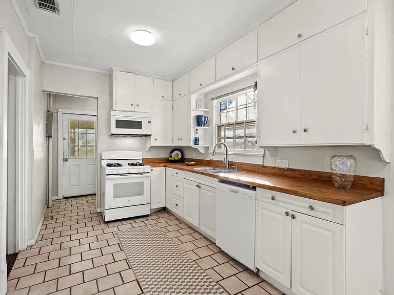 1310 W Morton St — Photo 18