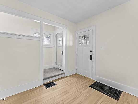 3rd image of 1941 Parkdale Ave