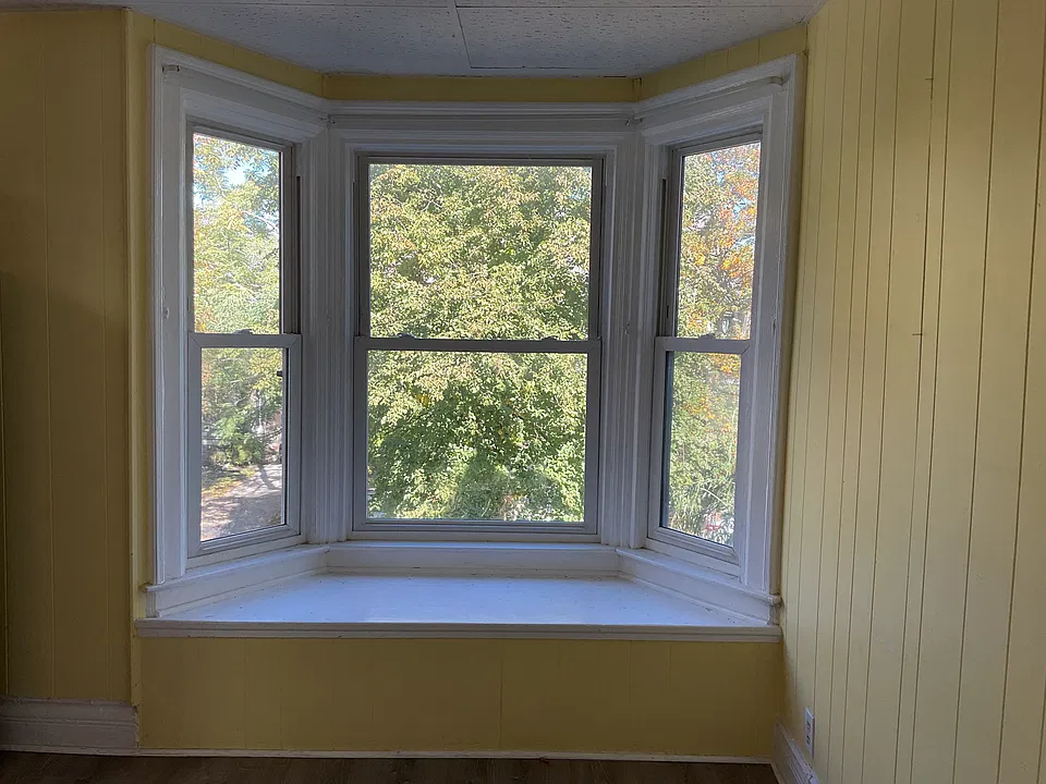 Kitchen bay window