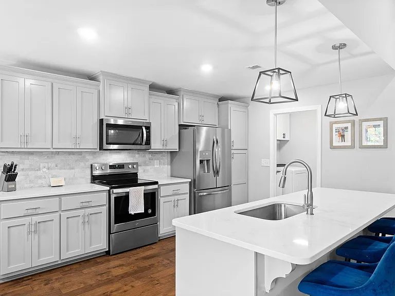 1055 Barnhill Rd — Photo 8