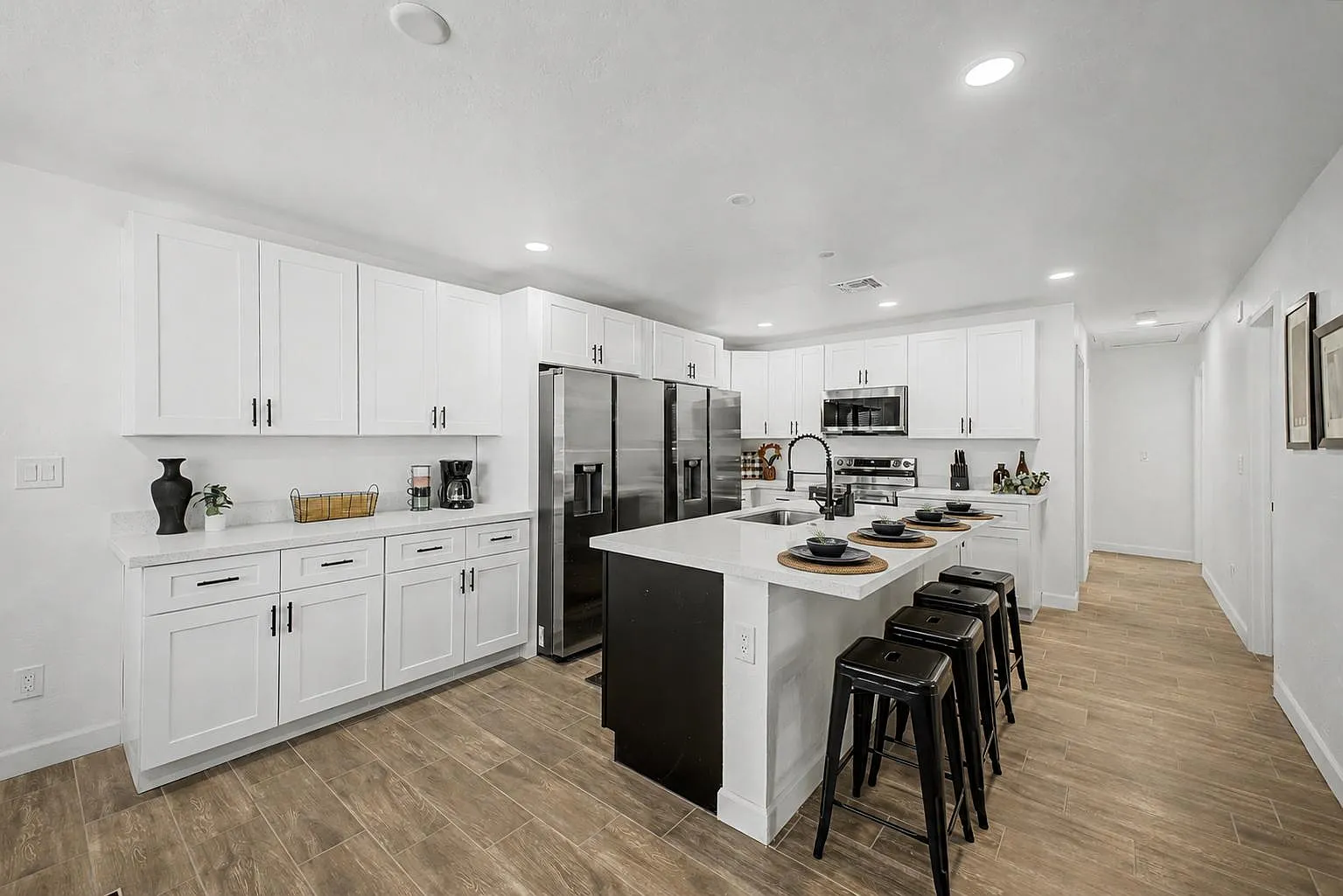 4 bed, 5.0 bath, 2300 sqft, $884 — Photo 4
