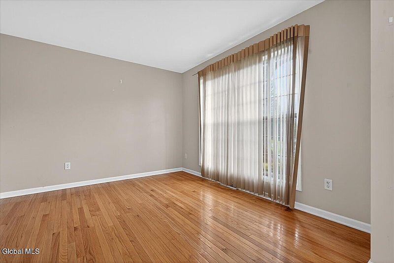 5th image of 15 Seneca Court