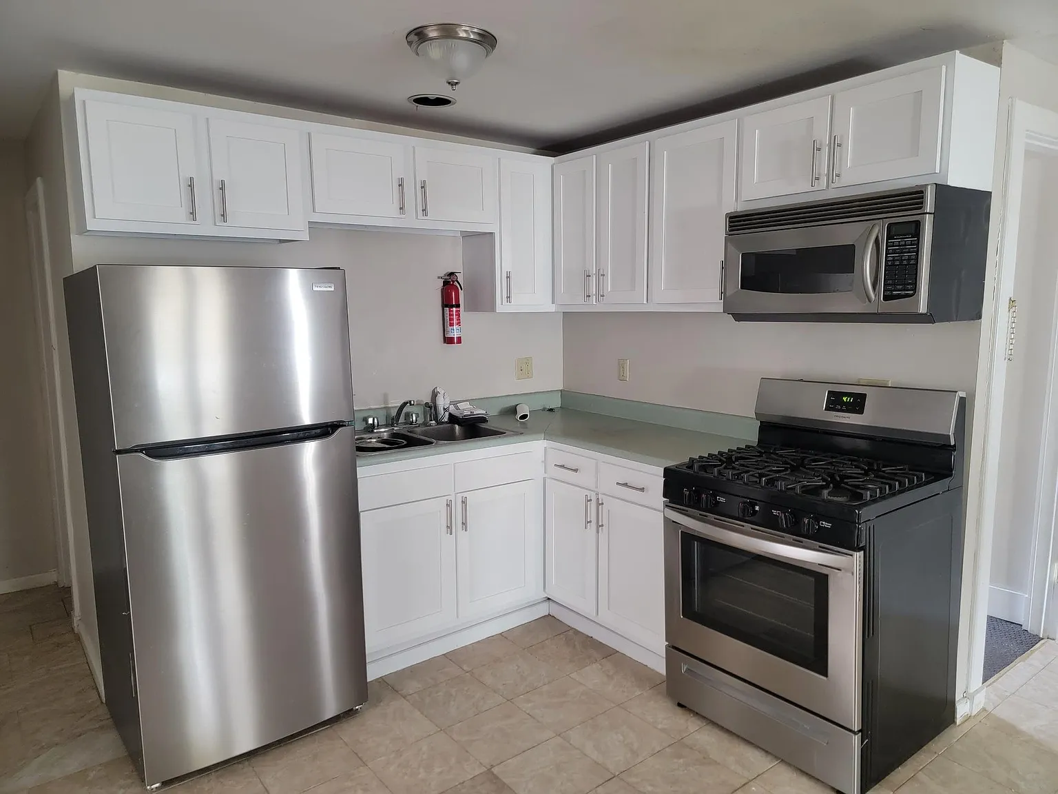 5 bed, 2200 sqft, $3,625 — Photo 4