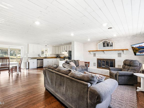 3rd image of 297 Beaver Rd