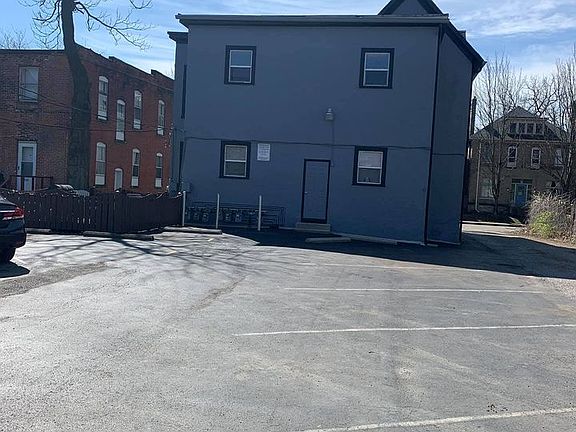 3rd image of 838 Oak St