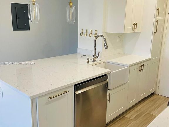 4th image of 900 NE 18th Ave APT 206